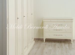 Armadio in legno per camera da letto stile classico con finitura dipinta a mano